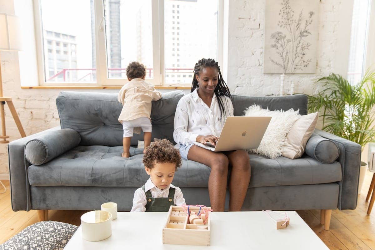 Explorer le télétravail et son influence sur la dynamique familiale contemporaine : une introspection révélatrice