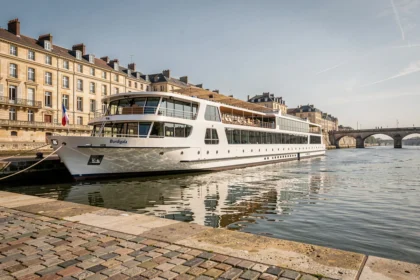 Croisière Burdigala amarrée sur les quais de Bordeaux avec vue sur le Pont de Pierre et la Garonne