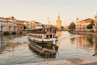 Croisière fluviale sur le Guadalquivir à Séville avec la Torre del Oro en arrière-plan