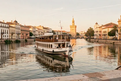 Croisière fluviale sur le Guadalquivir à Séville avec la Torre del Oro en arrière-plan