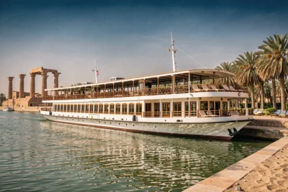 Bateau de croisière sur le Nil amarré à Louxor avec vue sur les temples anciens