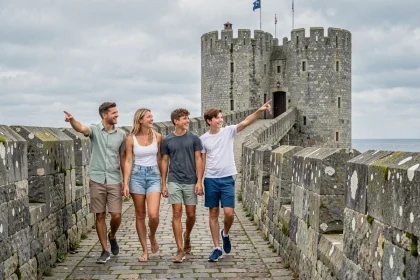 Famille se promenant sur les remparts médiévaux de Guérande en été, découvrant les tours historiques de la cité