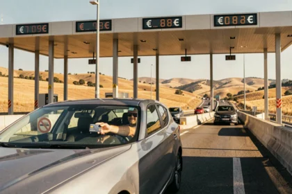 Conducteur payant un péage sur une autoroute espagnole avec sa carte bancaire depuis sa voiture