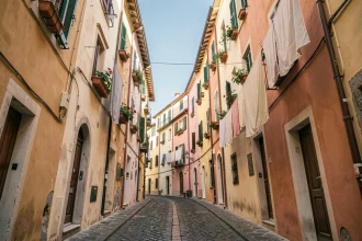 Ruelle pittoresque pavée entre les maisons colorées de Vernazza aux Cinq Terres en Italie